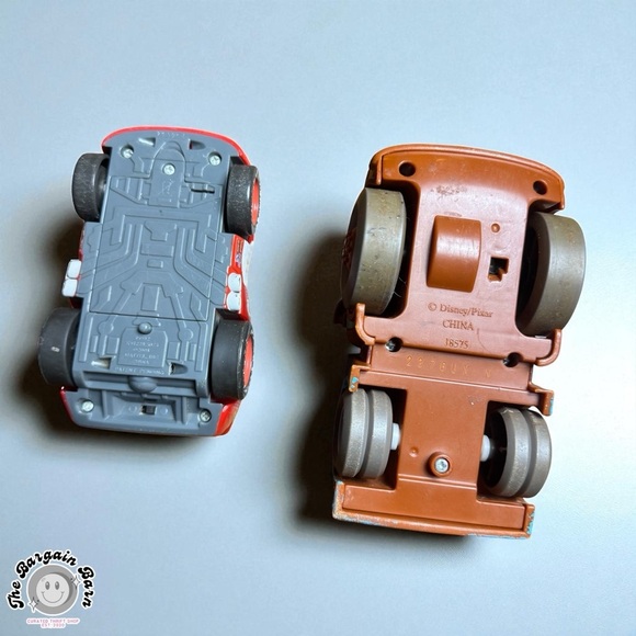 Disney Pixar Cars 2005 Lightning McQueen Shake ’N Go & Tow Mater Drag N’ Go Lot - Picture 6 of 6